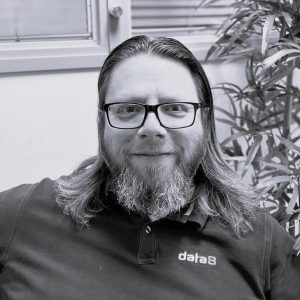 Simon Wise headshot in black and white - speaker for data8 webinar